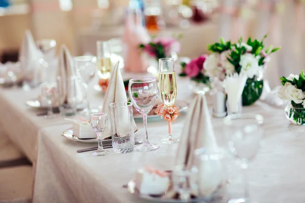 Düğün masa süslemeleri restoranda.