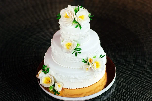 Handgemaakte Wedding Cake Versierd Met Rozen — Stockfoto