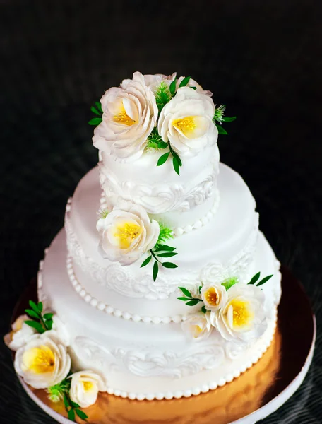 El yapımı düğün pastası gül ile dekore edilmiştir.