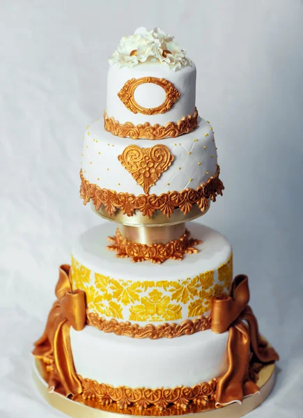 黄金のロイヤル ウエディング ケーキ — ストック写真
