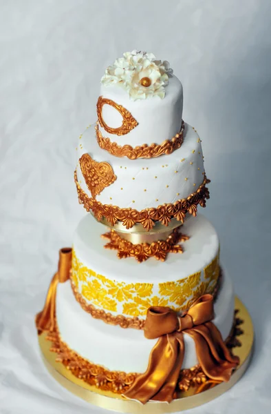 Золотой Королевский Свадебный Торт — стоковое фото