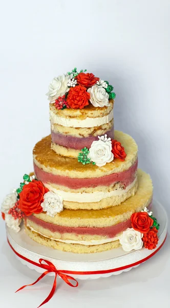ウエディング ケーキ 薔薇をあしらった素朴な裸の手作りケーキ — ストック写真
