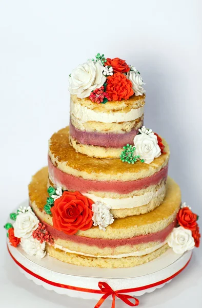 ウエディング ケーキ 薔薇をあしらった素朴な裸の手作りケーキ — ストック写真
