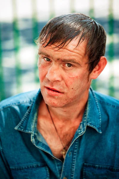 Evsiz adam olmak açık duran Dostu 