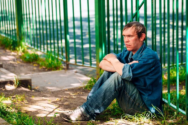 Evsiz adam olmak açık duran Dostu 