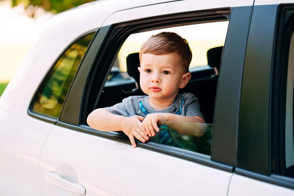 Αξιολάτρευτο Μωρό Αγόρι Στο Αυτοκίνητο — Φωτογραφία Αρχείου