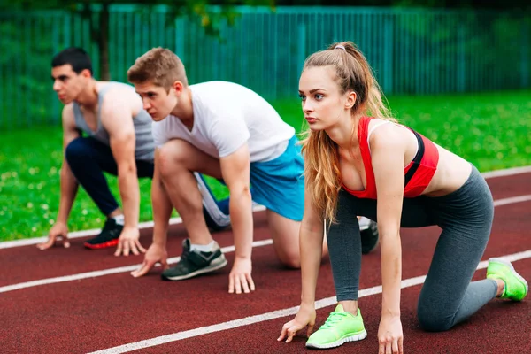 Jóvenes Atléticos Pista Empezando Correr Concepto Fitness Saludable Con Estilo — Foto de Stock