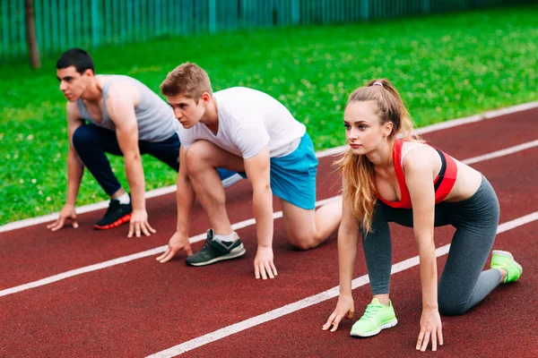 Jóvenes Atléticos Pista Empezando Correr Concepto Fitness Saludable Con Estilo — Foto de Stock