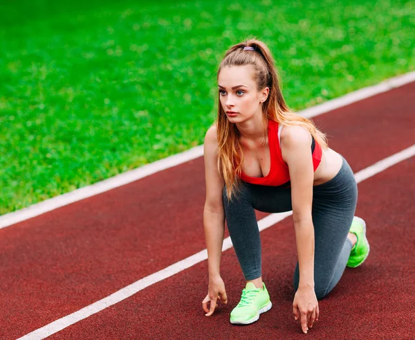 Kobieta Lekkoatletycznego Torze Zaczyna Biegać Pojęcie Zdrowego Fitness Aktywnego Stylu — Zdjęcie stockowe