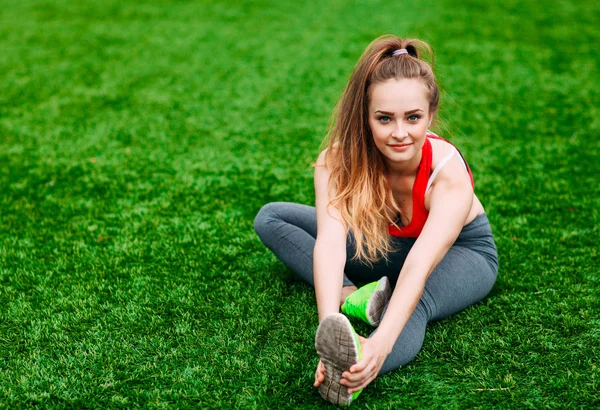 Chica Fitness Joven Sentado Hierba Verde — Foto de Stock