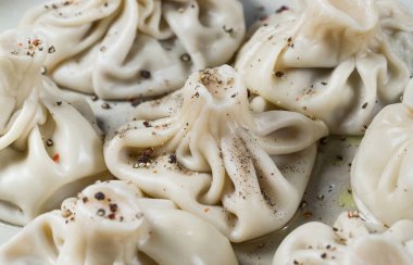 Beyaz tabakta etli Gürcü hamur tatlısı Khinkali