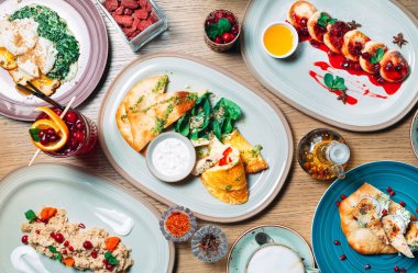 Restorandaki masada çeşitli kahvaltı yemekleri servis edilir.