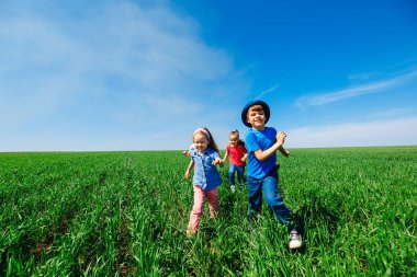 çocuklar yaz aylarında yeşil alanda çalışan