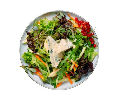 Salata, çeşitli yeşillikler ve beyaz arka planda izole edilmiş peynir.