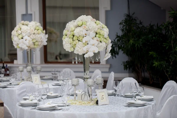 Geserveerd voor feestzaal tabellen in een luxe interieur — Stockfoto