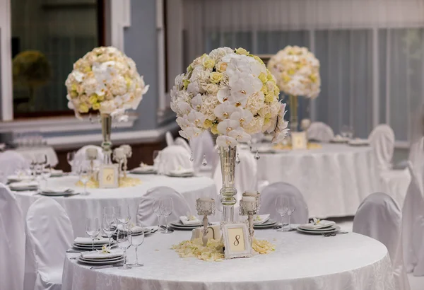 Served for banquet tables in a luxurious interior — Stock Photo, Image