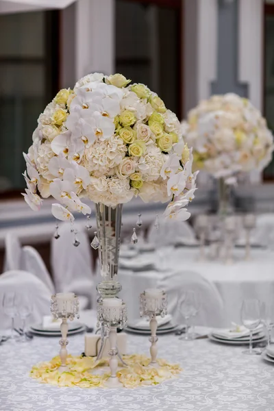 Servido para mesas de banquete em um interior luxuoso — Fotografia de Stock