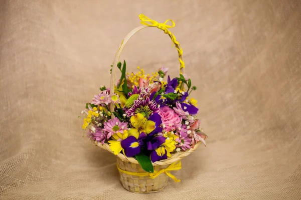 Mooi boeket van heldere bloemen in mand — Stockfoto