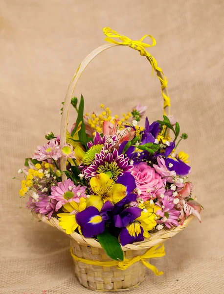 Schöner Strauß heller Blumen im Korb — Stockfoto