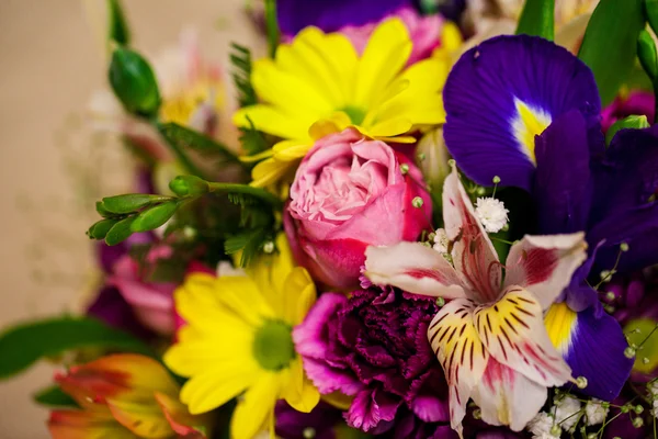 टोकरी में उज्ज्वल फूलों का सुंदर बुकेट — स्टॉक फ़ोटो, इमेज