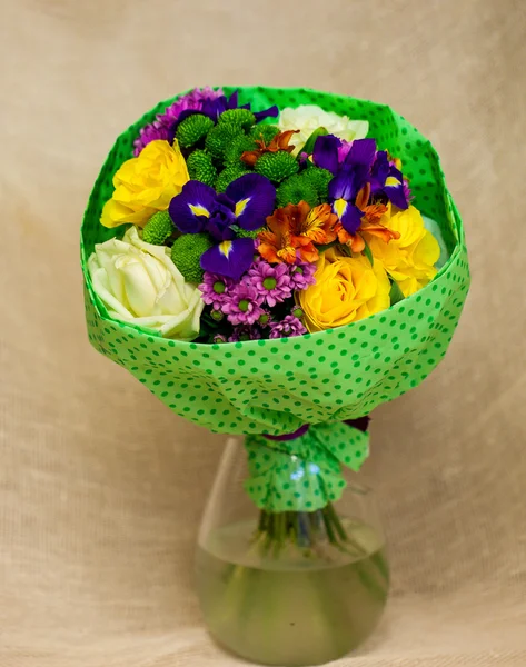 Beau bouquet de fleurs lumineuses dans le panier — Photo