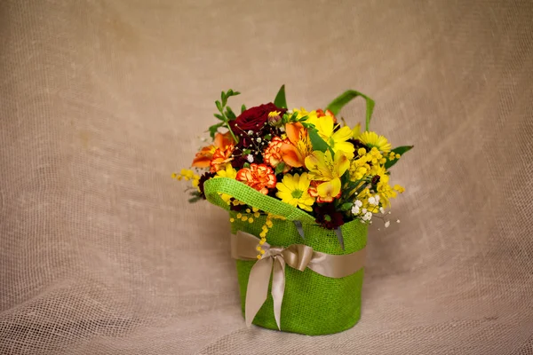 Mooi boeket van heldere bloemen in mand — Stockfoto