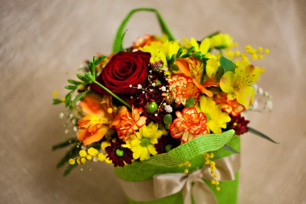 Schöner Strauß heller Blumen im Korb — Stockfoto
