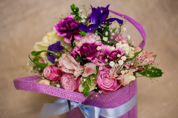 Belo buquê de flores brilhantes na cesta — Fotografia de Stock