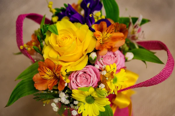 Mooi boeket van heldere bloemen in mand — Stockfoto