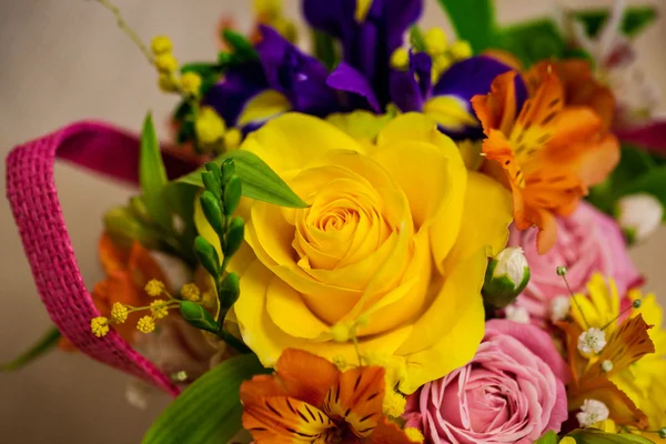 Gyönyörű csokor fényes virágok kosár — Stock Fotó