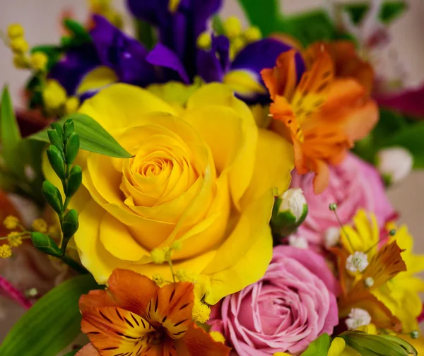 Belo buquê de flores brilhantes na cesta — Fotografia de Stock