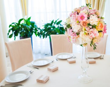 düğün günü masaya güzel çiçek