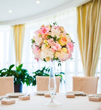 düğün günü masaya güzel çiçek