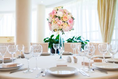 Çiçekli düğün masası.