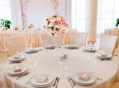 Çiçekli düğün masası.