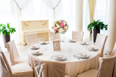 Çiçekli düğün masası.