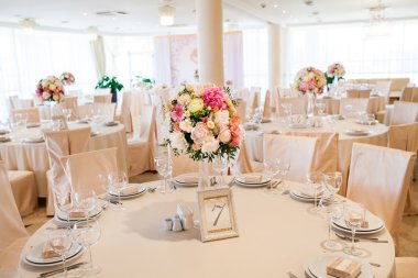 Çiçekli düğün masası.