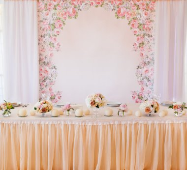 Çiçekli düğün masası.