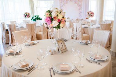 Çiçekli düğün masası.