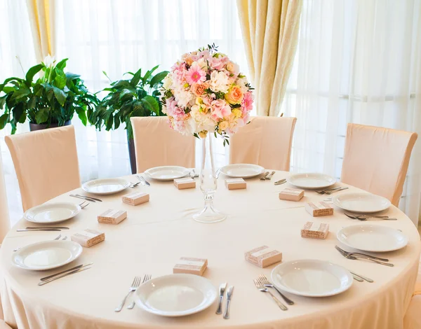 Красивые цветы на столе в день свадьбы — стоковое фото
