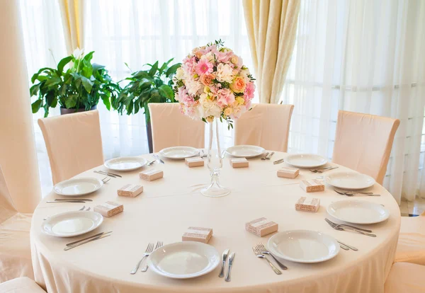 Bellissimi fiori sul tavolo nel giorno del matrimonio — Foto Stock