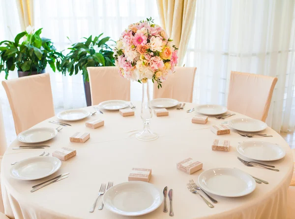 Bellissimi fiori sul tavolo nel giorno del matrimonio — Foto Stock