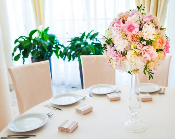 Schöne Blumen auf dem Tisch am Hochzeitstag — Stockfoto