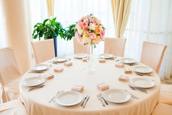 Bellissimi fiori sul tavolo nel giorno del matrimonio — Foto Stock