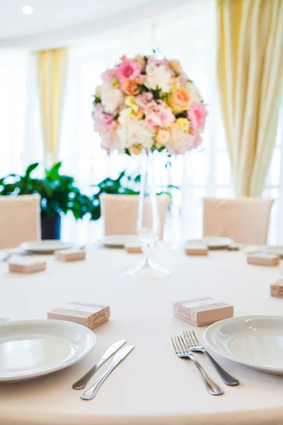 Bellissimi fiori sul tavolo nel giorno del matrimonio — Foto Stock