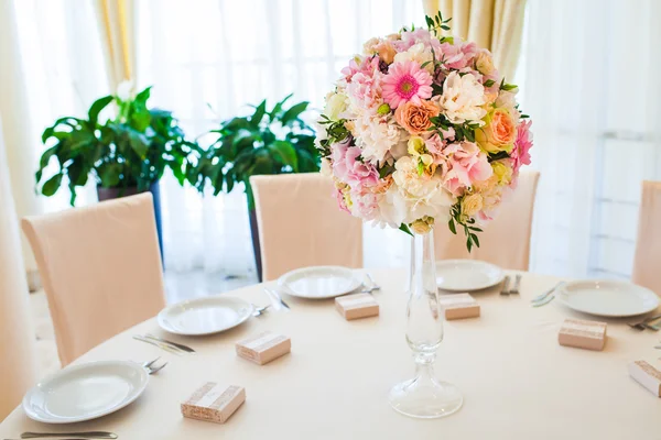 Bellissimi fiori sul tavolo nel giorno del matrimonio — Foto Stock