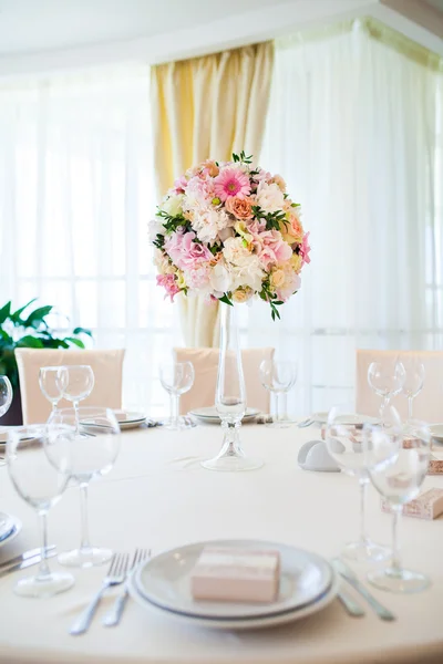 Bruiloft tafel zetting met bloemen — Stockfoto