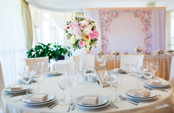 Bruiloft tafel zetting met bloemen — Stockfoto
