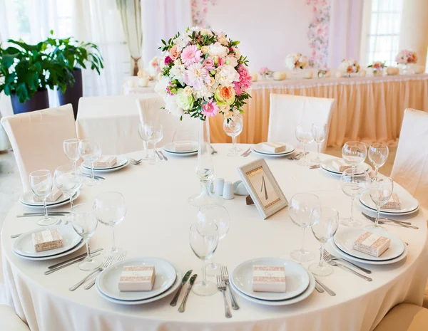 Hochzeitstisch mit Blumen — Stockfoto