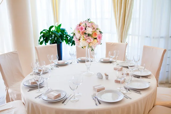 Svatební stůl s květinami — Stock fotografie